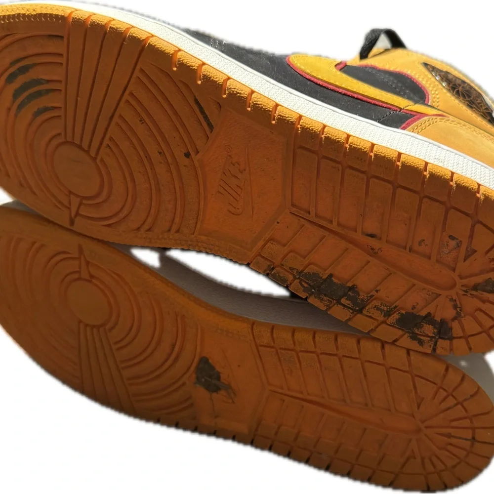 Jordan retro 1s Black and Yellow High-Top Sneakers - Picture 5 of 5